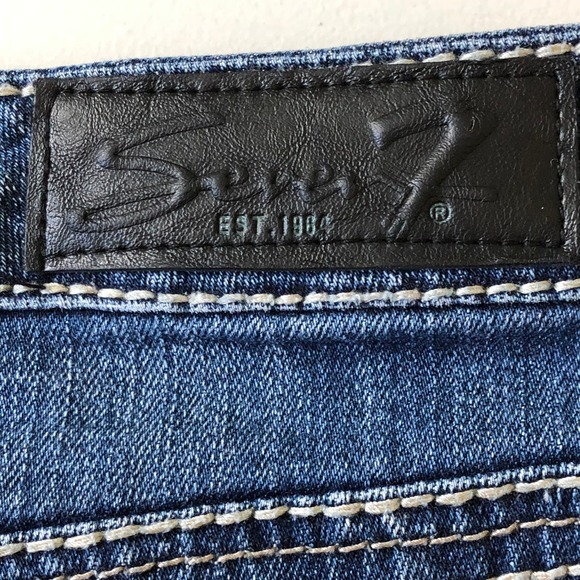 Raw Hem Cut-off Shorts Distressed  Size 4 - Picture 8 of 9